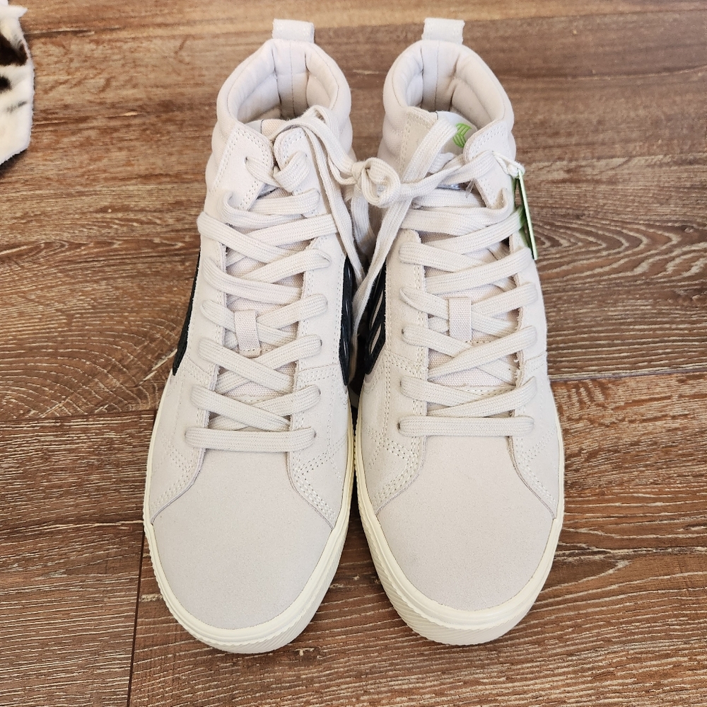 Cariuma Casual White HiTop Sneakers